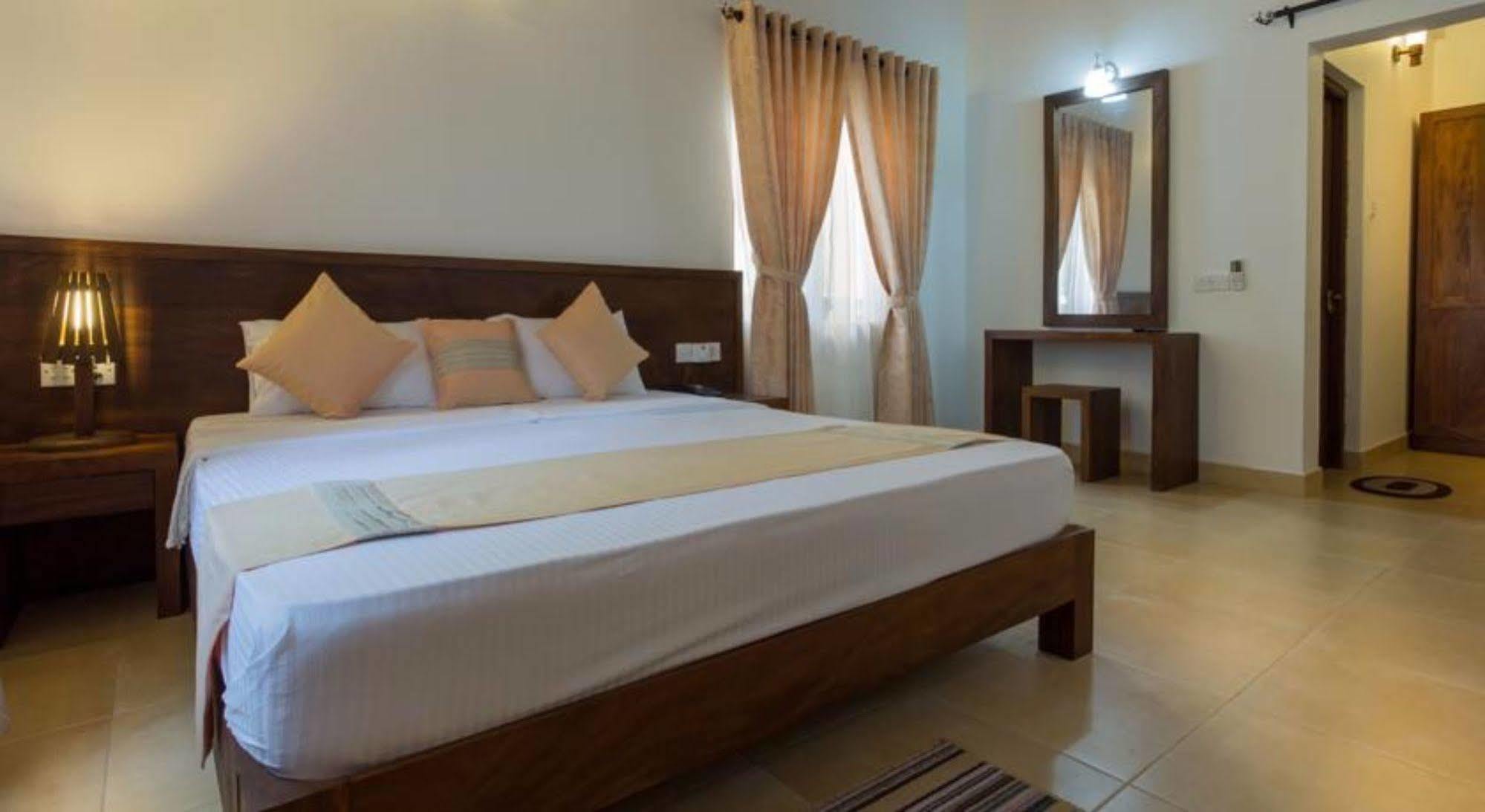 Hotel Chenra Катарагама Екстер'єр фото